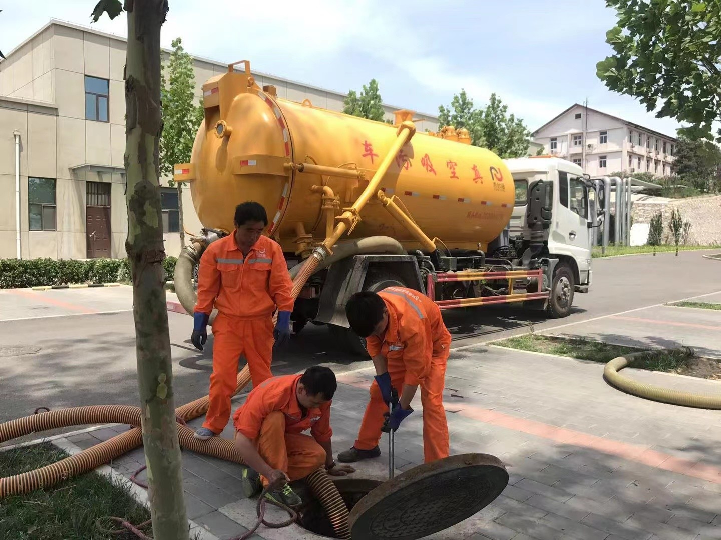 疏附管道疏通车停在窨井附近