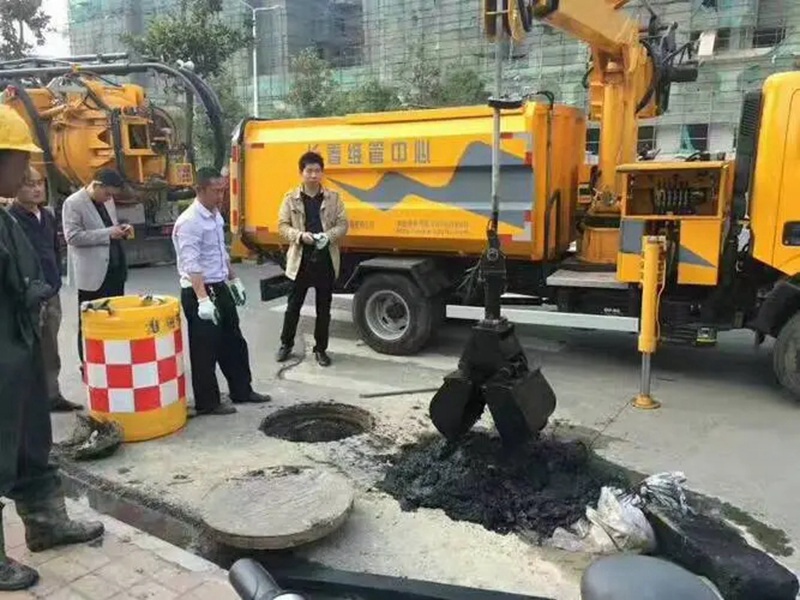 疏附街道：网格员化身“清道夫”，为民解忧疏通“堵心”化粪池