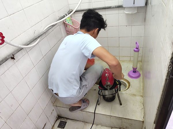 疏附肥皂掉到马桶里把马桶堵住了怎么办？马桶堵住了怎么办