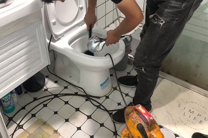 疏附马桶堵塞自己疏通还是找师傅?专业上门服务让你省时更省心